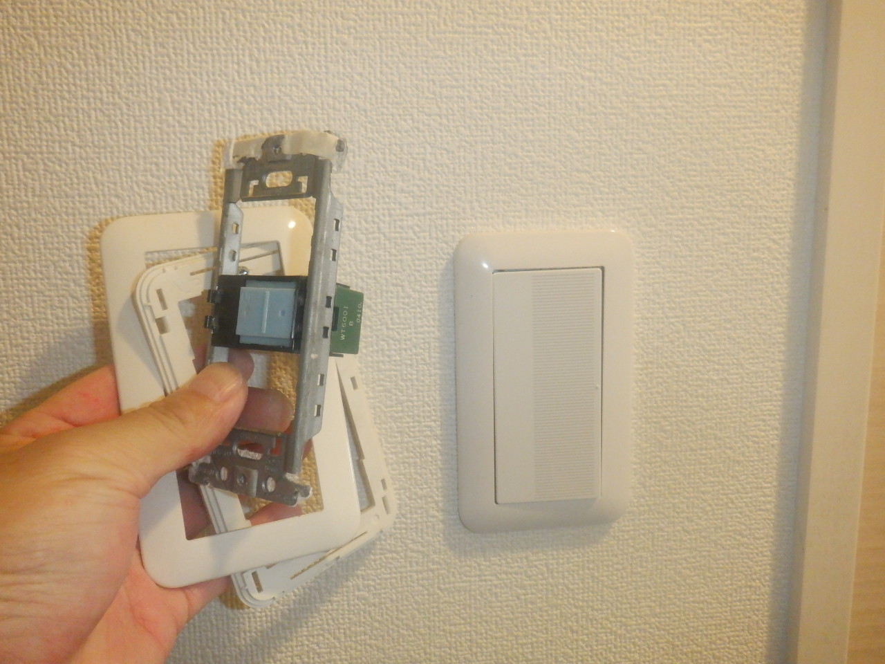 照明スイッチ新品取替え
