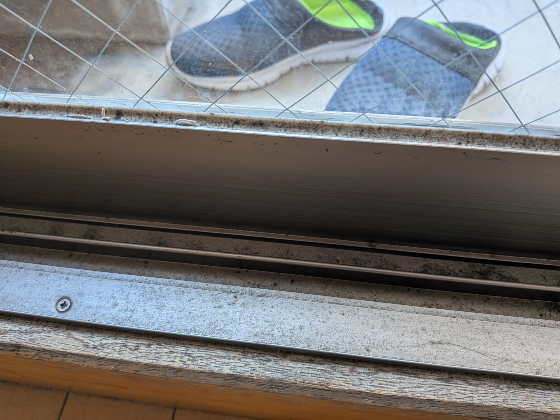 窓枠コーキング打ち直し