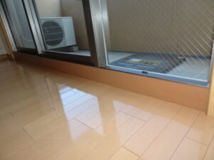 原状回復工事事例／掃き出し窓付近のカビ跡 塗装工事