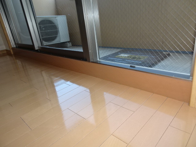 原状回復工事事例／掃き出し窓付近のカビ跡 塗装工事