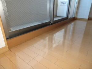 原状回復工事事例／掃き出し窓付近のカビ跡 塗装工事