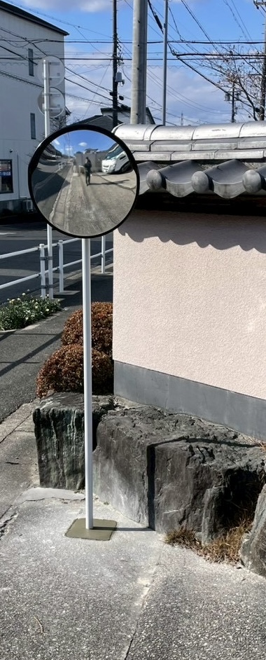 相談事は何でも対応！・オーナー様ご自宅敷地内への駐車場入り口ミラー設置★