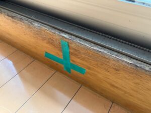 原状回復工事事例／掃き出し窓付近のカビ跡 塗装工事