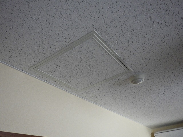 「入居中だから不安…」を解消する、居室内点検口設置の内装工事事例☆