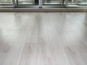 ソファ跡、フローリングは張り替えずにリペアで解決