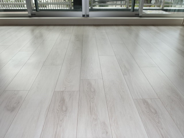 ソファ跡、フローリングは張り替えずにリペアで解決