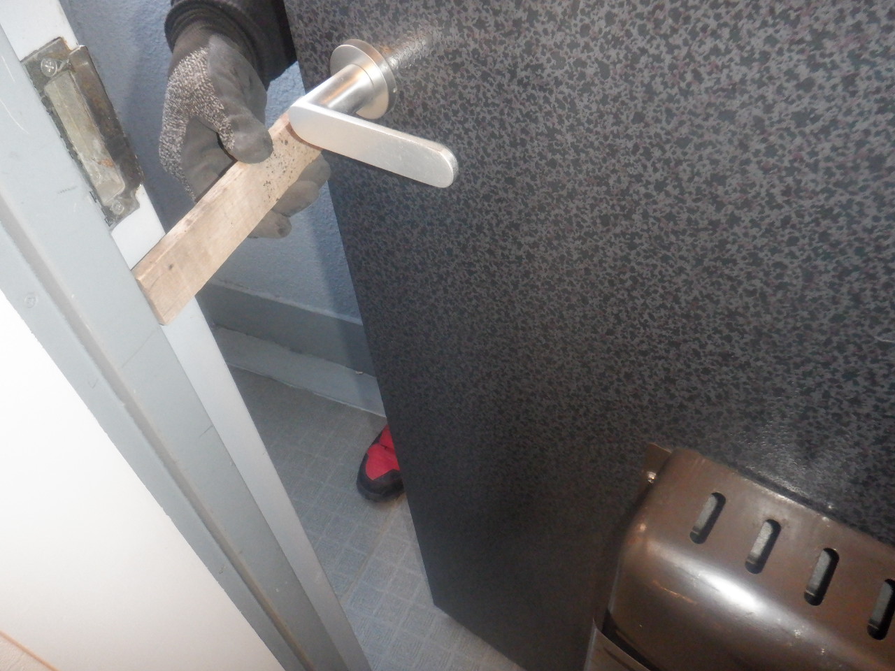 【入居中トラブルにも迅速対応】玄関ドアの歪み修繕のご依頼をいただきました。