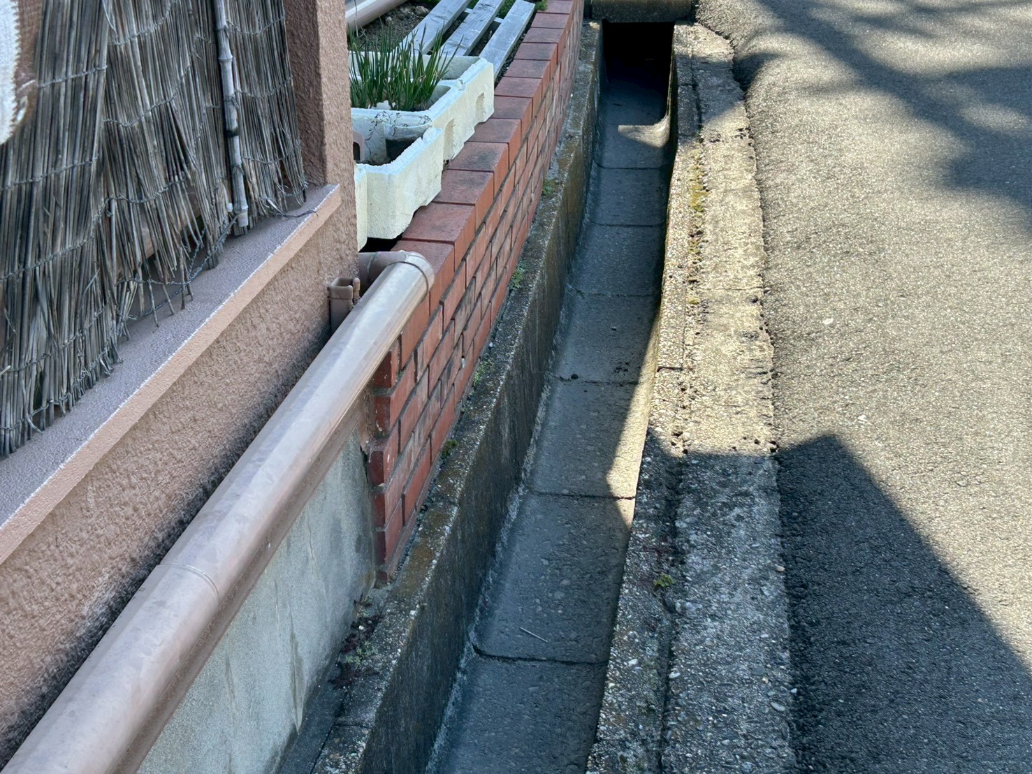 住環境を守る一手間。道路側溝まで徹底清掃！