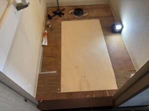 張替えだけじゃダメ　本当の原因は床の中にありました。