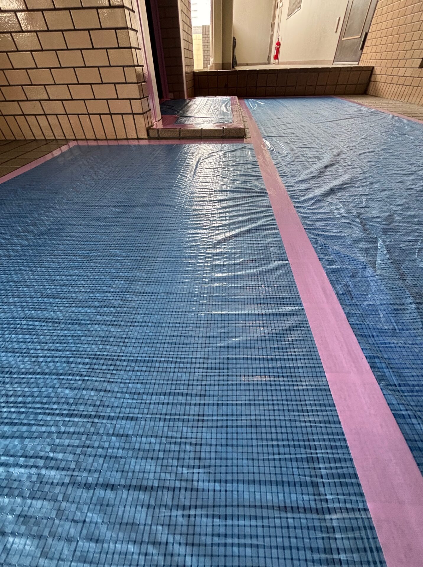 工事前の大切な作業「共用部分の養生」から！　リフォーム工事開始☆彡